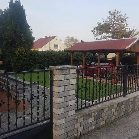 Holz Haus Naehe Wien * Traiskirchen